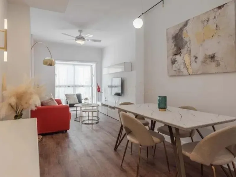 This exclusive one-bedroom apartment, located in the center of Málaga, has been fully renovated with top-quality finishes.
