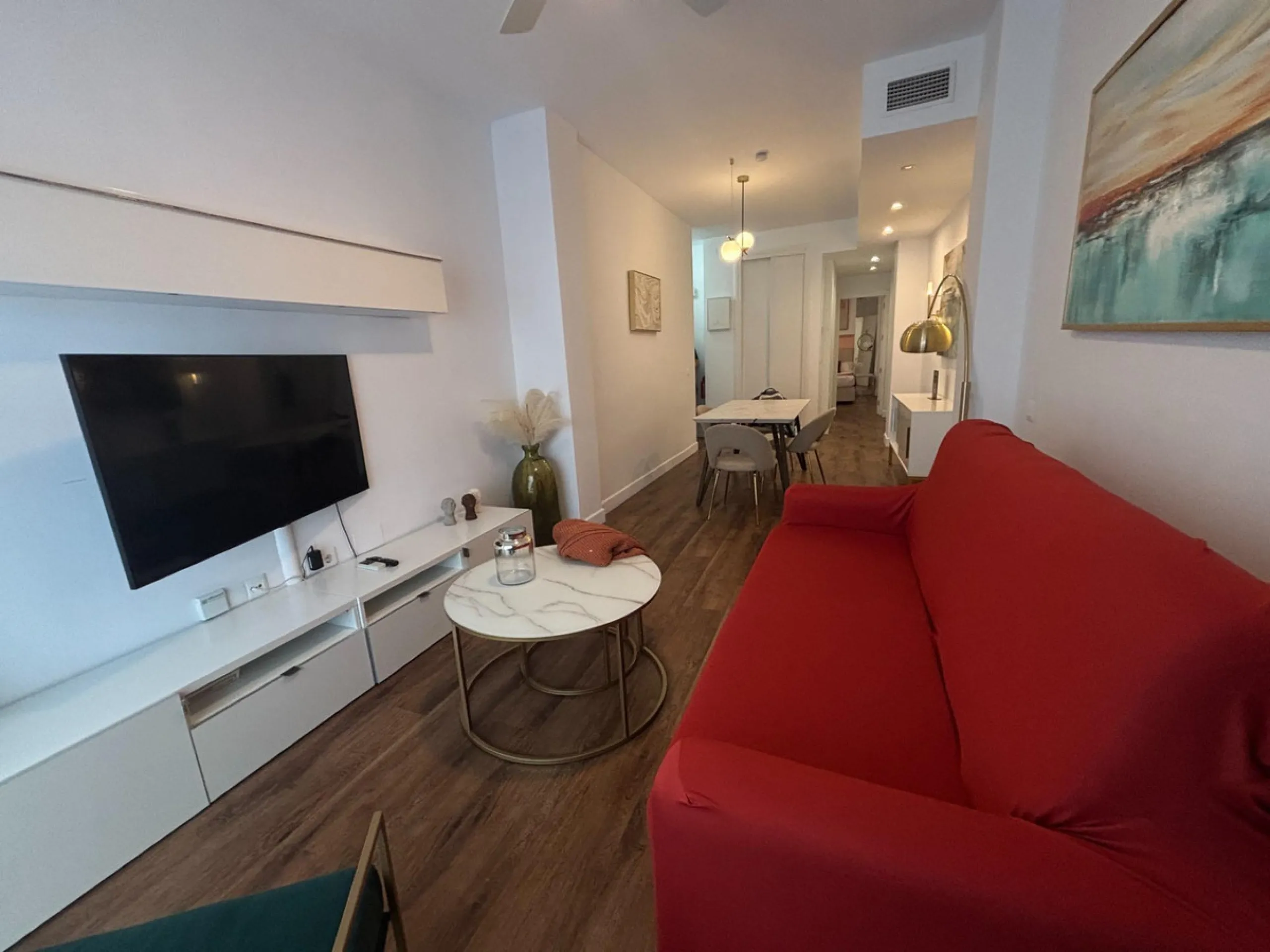 This exclusive one-bedroom apartment, located in the center of Málaga, has been fully renovated with top-quality finishes.