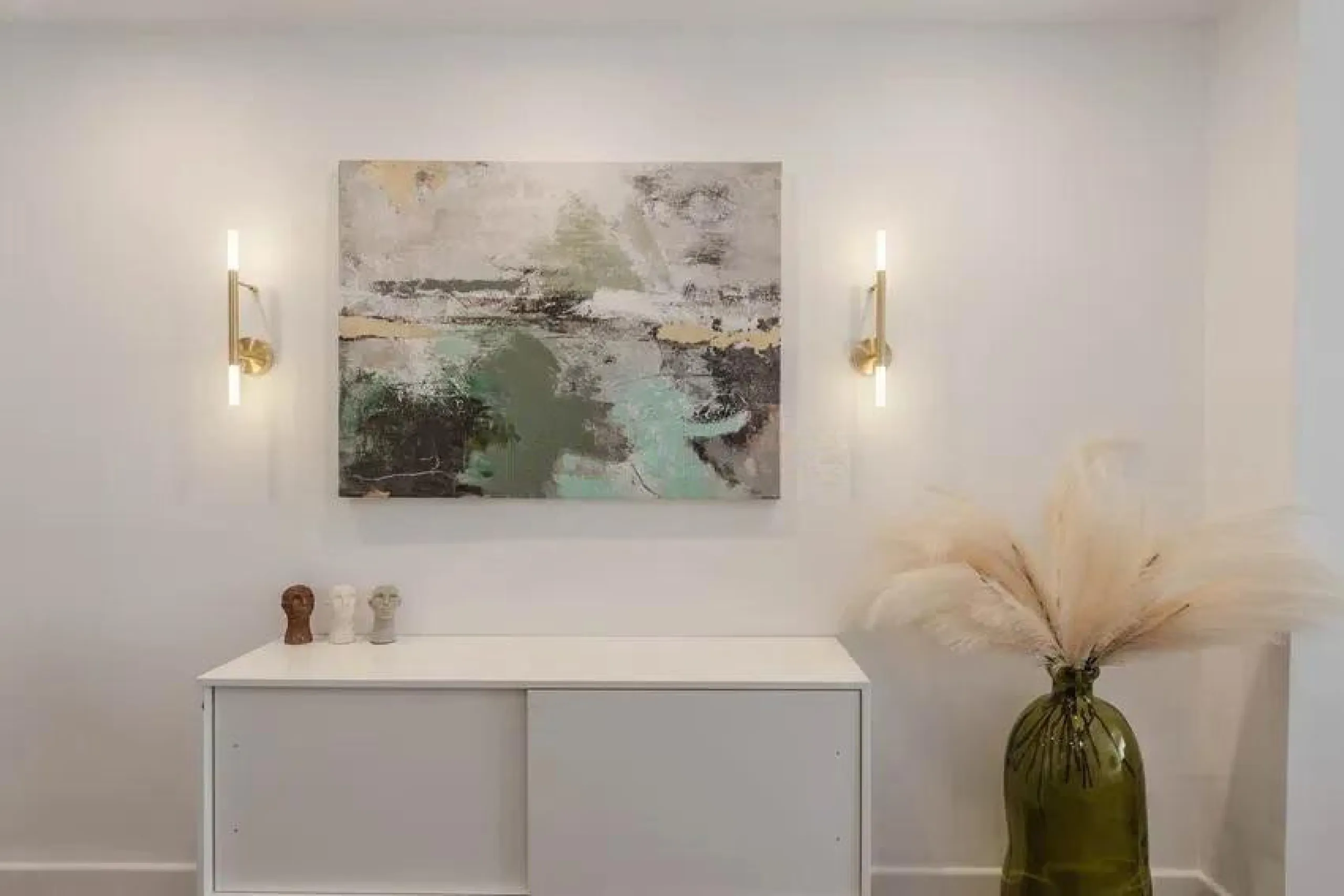 This exclusive one-bedroom apartment, located in the center of Málaga, has been fully renovated with top-quality finishes.
