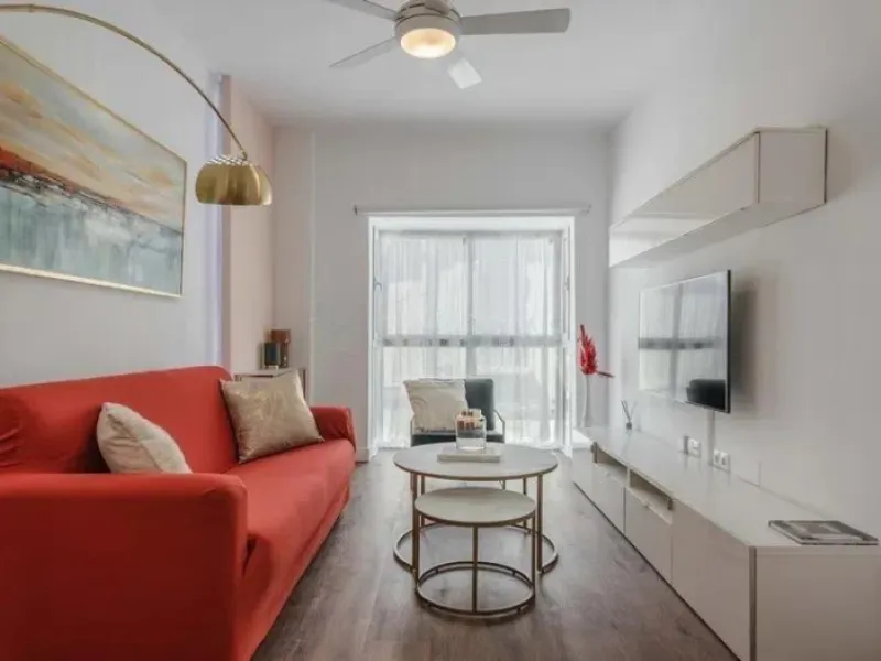 This exclusive one-bedroom apartment, located in the center of Málaga, has been fully renovated with top-quality finishes.