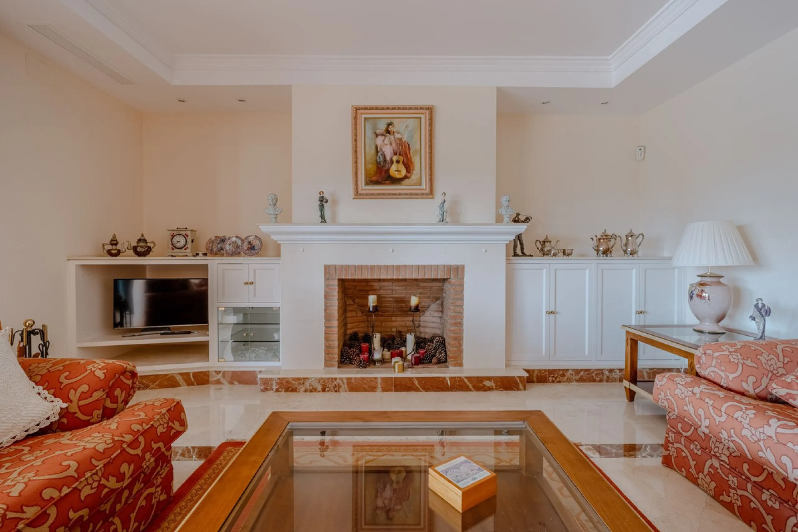 Nestled in the heart of El Paraíso Medio, this beautiful five-bedroom, four-bathroom detached villa offers a perfect blend of timeless Andalusian charm and modern comfort, all within easy walking distance of local amenities.