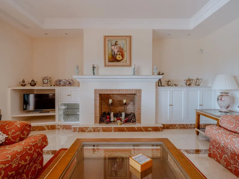 Nestled in the heart of El Paraíso Medio, this beautiful five-bedroom, four-bathroom detached villa offers a perfect blend of timeless Andalusian charm and modern comfort, all within easy walking distance of local amenities.