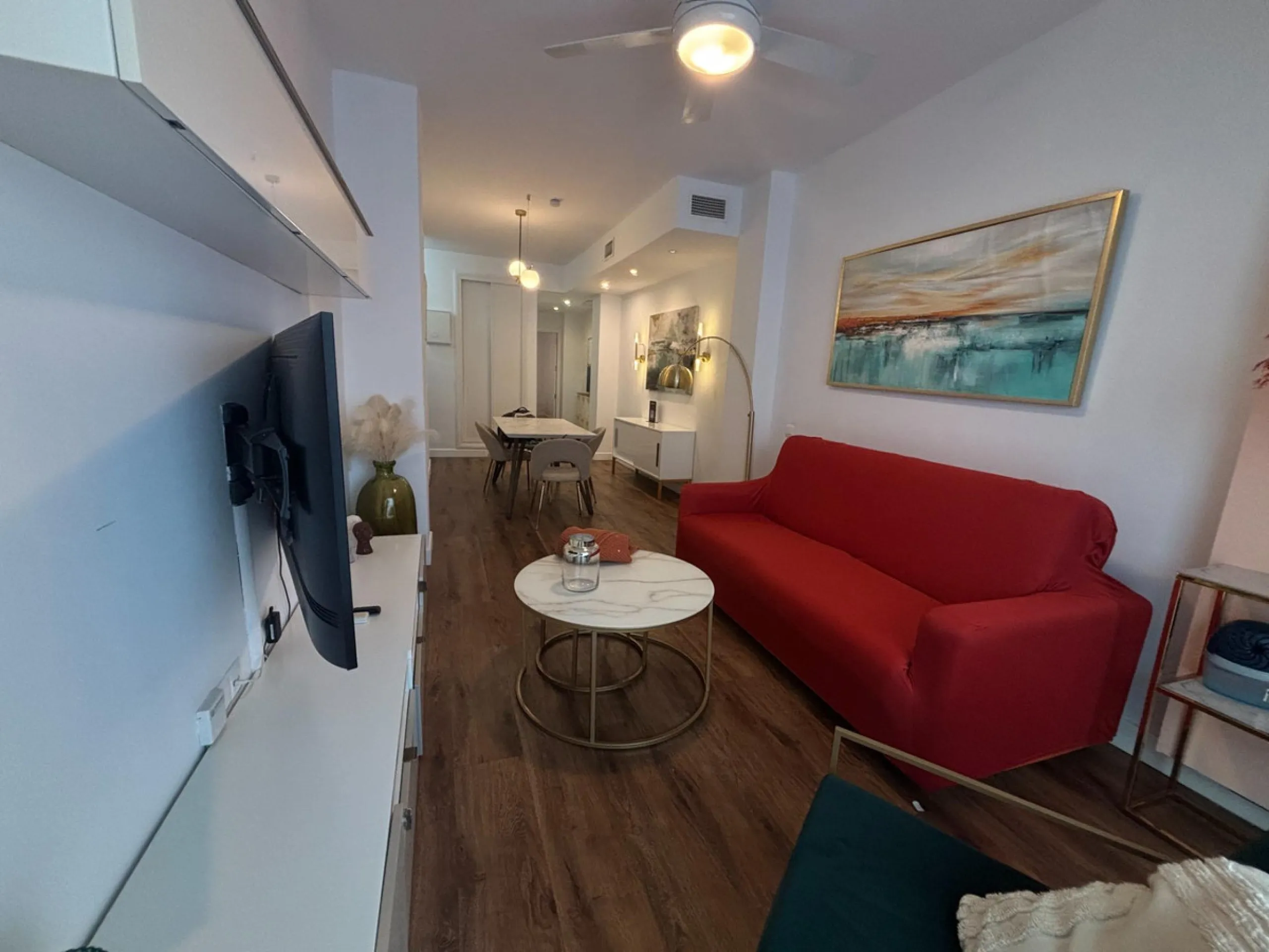 This exclusive one-bedroom apartment, located in the center of Málaga, has been fully renovated with top-quality finishes.