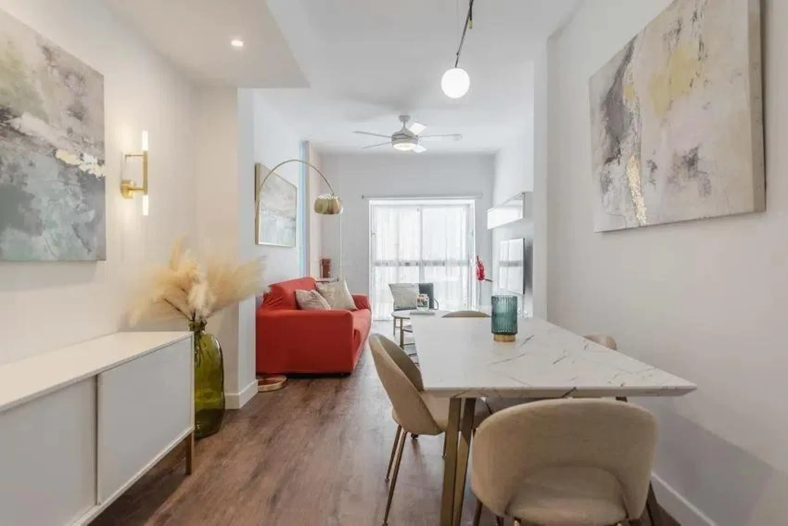 This exclusive one-bedroom apartment, located in the center of Málaga, has been fully renovated with top-quality finishes.