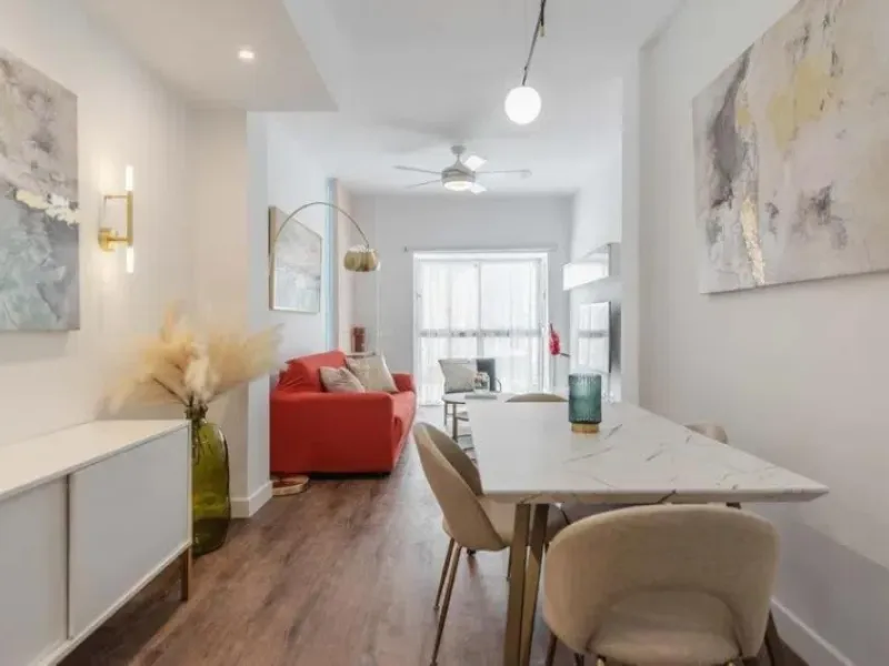 This exclusive one-bedroom apartment, located in the center of Málaga, has been fully renovated with top-quality finishes.