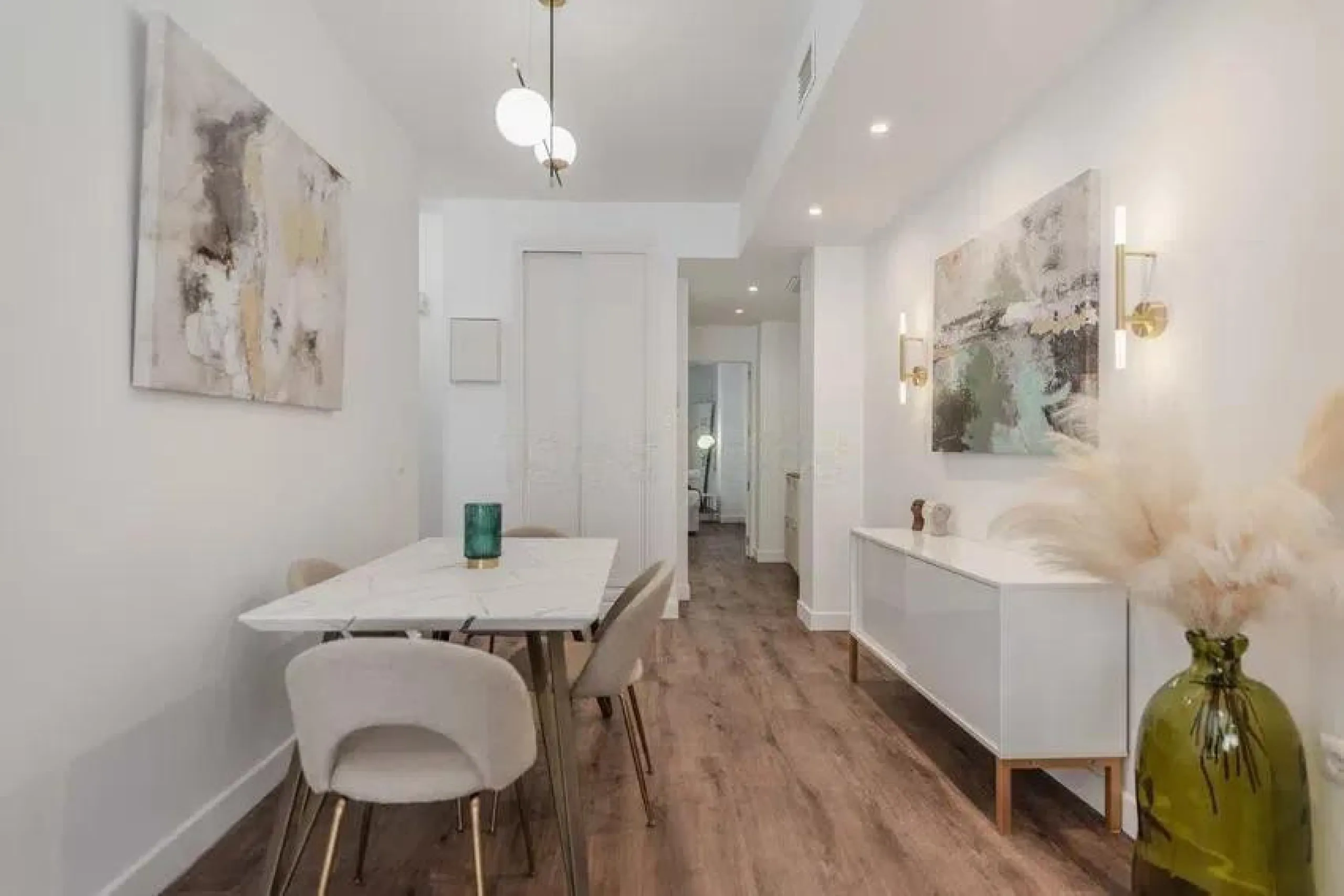 This exclusive one-bedroom apartment, located in the center of Málaga, has been fully renovated with top-quality finishes.