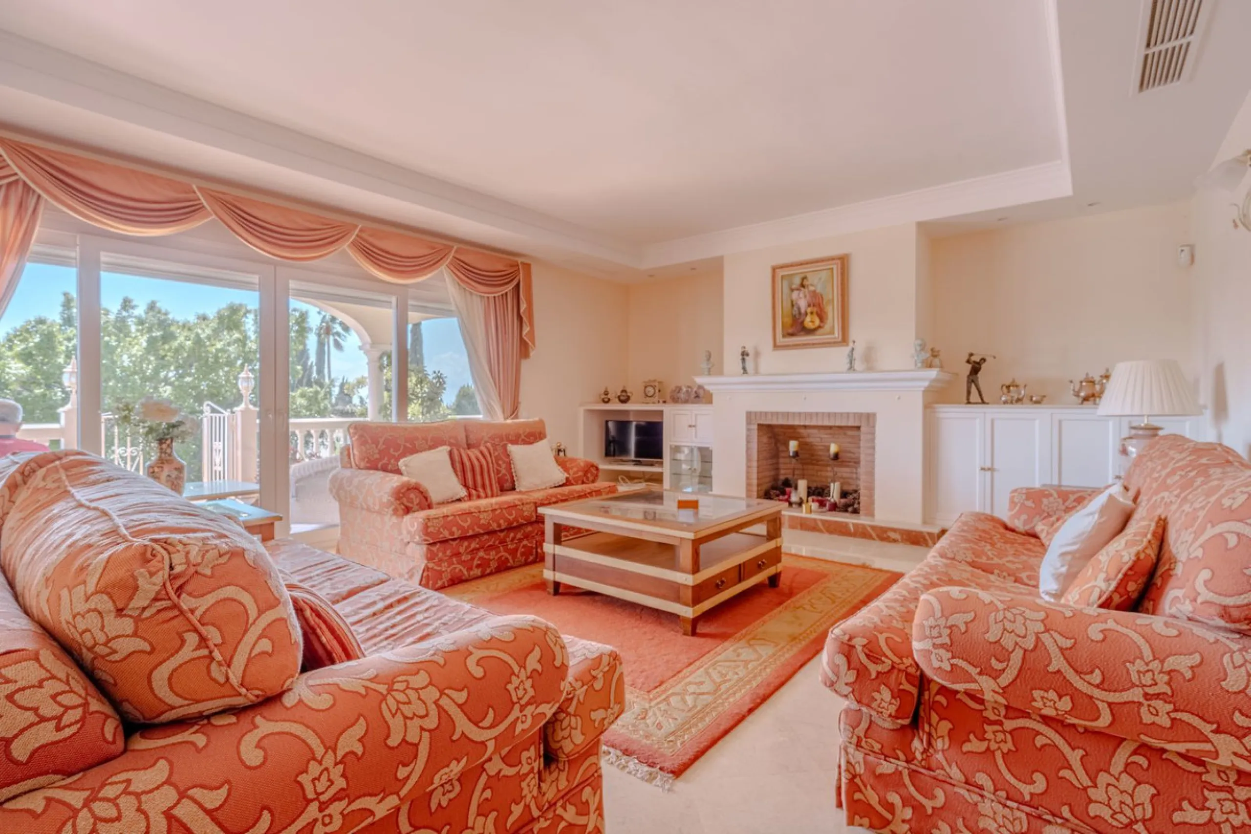 Nestled in the heart of El Paraíso Medio, this beautiful five-bedroom, four-bathroom detached villa offers a perfect blend of timeless Andalusian charm and modern comfort, all within easy walking distance of local amenities.