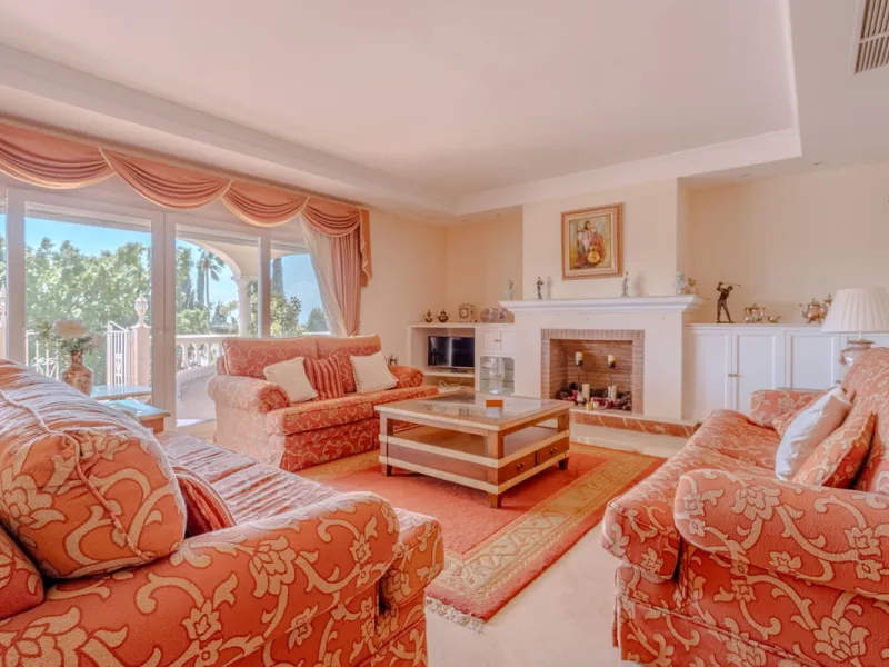 Nestled in the heart of El Paraíso Medio, this beautiful five-bedroom, four-bathroom detached villa offers a perfect blend of timeless Andalusian charm and modern comfort, all within easy walking distance of local amenities.