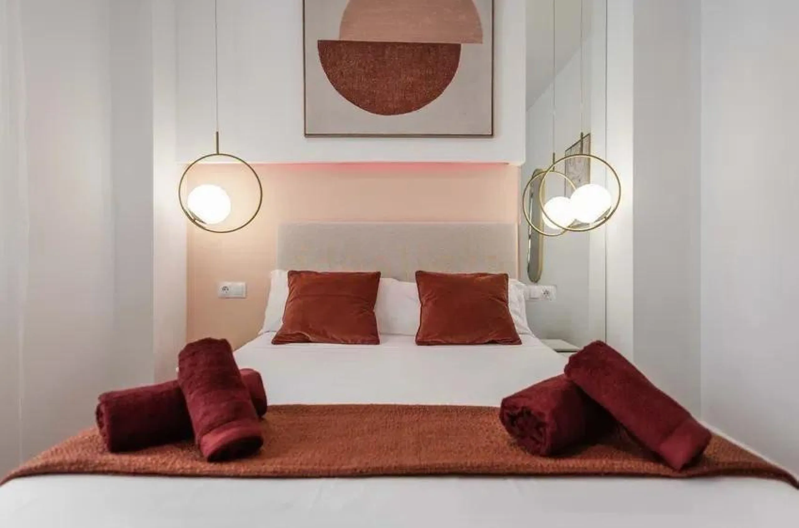 This exclusive one-bedroom apartment, located in the center of Málaga, has been fully renovated with top-quality finishes.