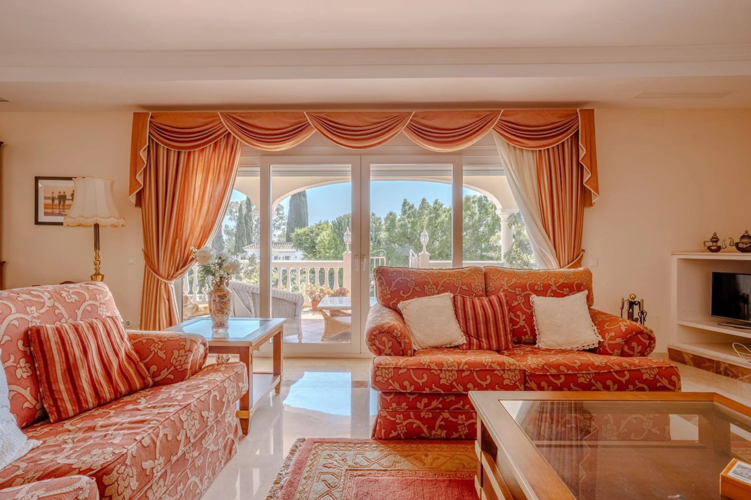 Nestled in the heart of El Paraíso Medio, this beautiful five-bedroom, four-bathroom detached villa offers a perfect blend of timeless Andalusian charm and modern comfort, all within easy walking distance of local amenities.