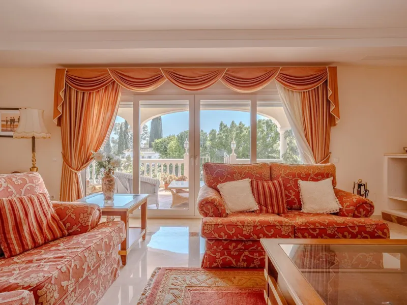 Nestled in the heart of El Paraíso Medio, this beautiful five-bedroom, four-bathroom detached villa offers a perfect blend of timeless Andalusian charm and modern comfort, all within easy walking distance of local amenities.