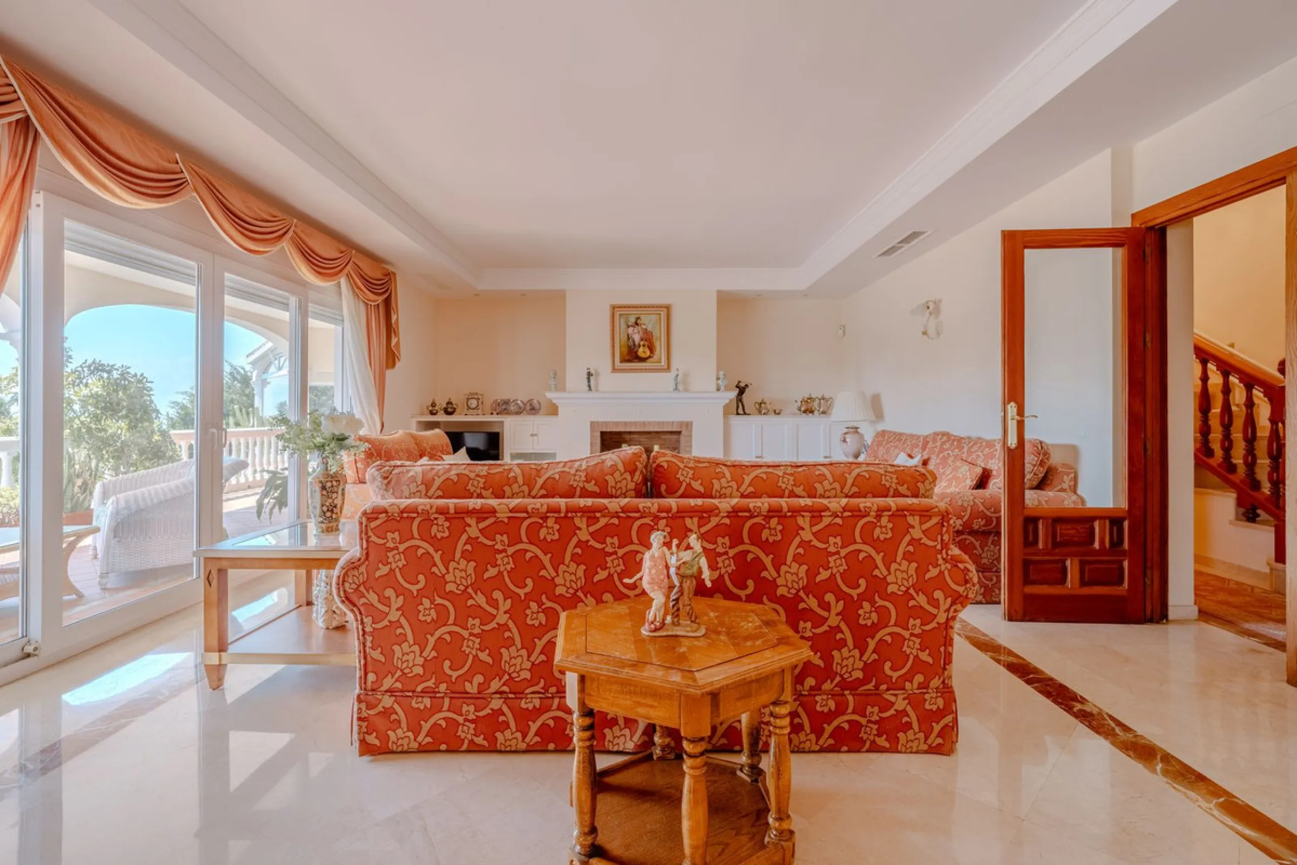 Nestled in the heart of El Paraíso Medio, this beautiful five-bedroom, four-bathroom detached villa offers a perfect blend of timeless Andalusian charm and modern comfort, all within easy walking distance of local amenities.