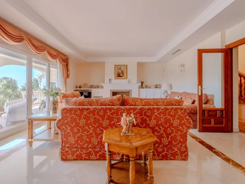 Nestled in the heart of El Paraíso Medio, this beautiful five-bedroom, four-bathroom detached villa offers a perfect blend of timeless Andalusian charm and modern comfort, all within easy walking distance of local amenities.