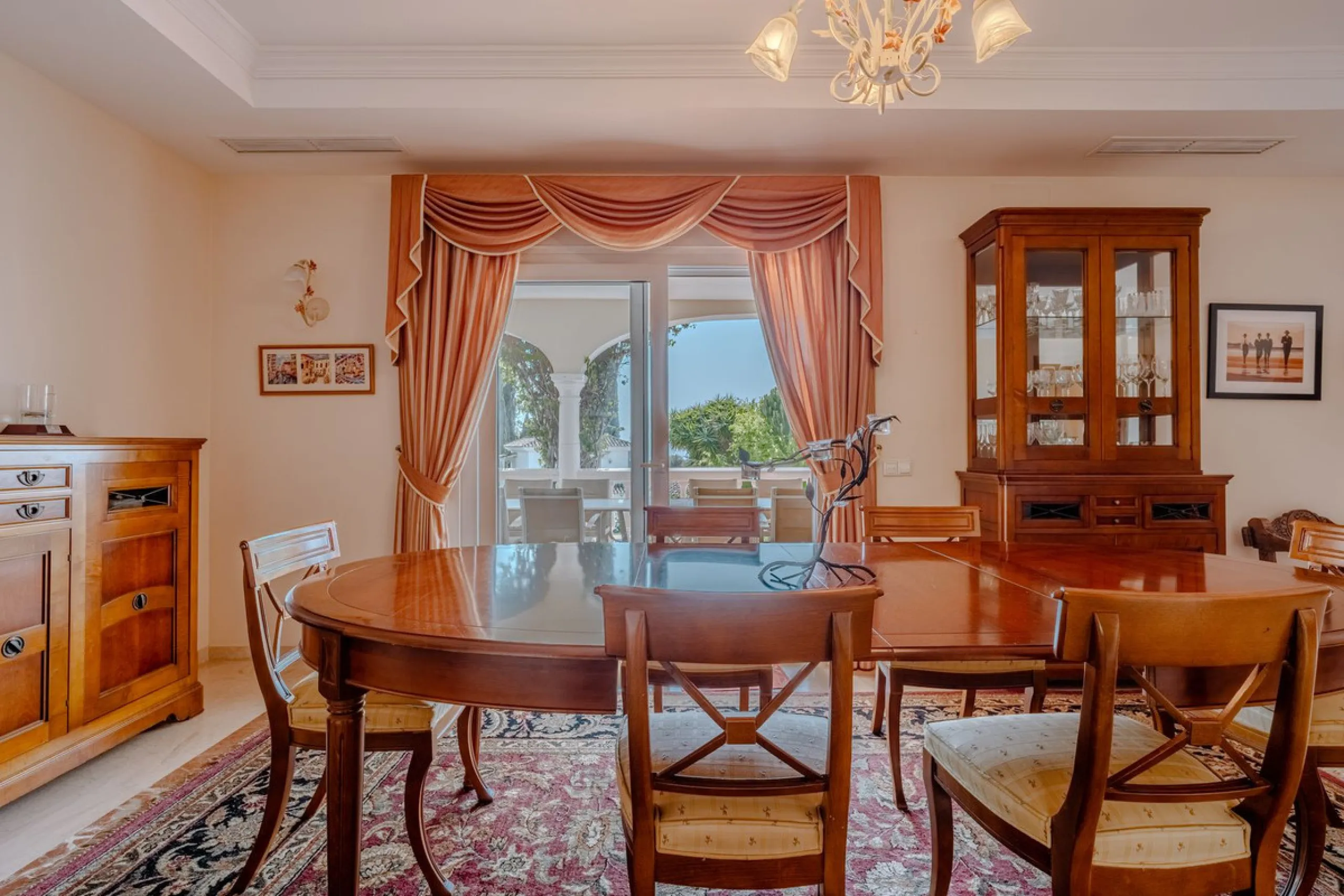 Nestled in the heart of El Paraíso Medio, this beautiful five-bedroom, four-bathroom detached villa offers a perfect blend of timeless Andalusian charm and modern comfort, all within easy walking distance of local amenities.