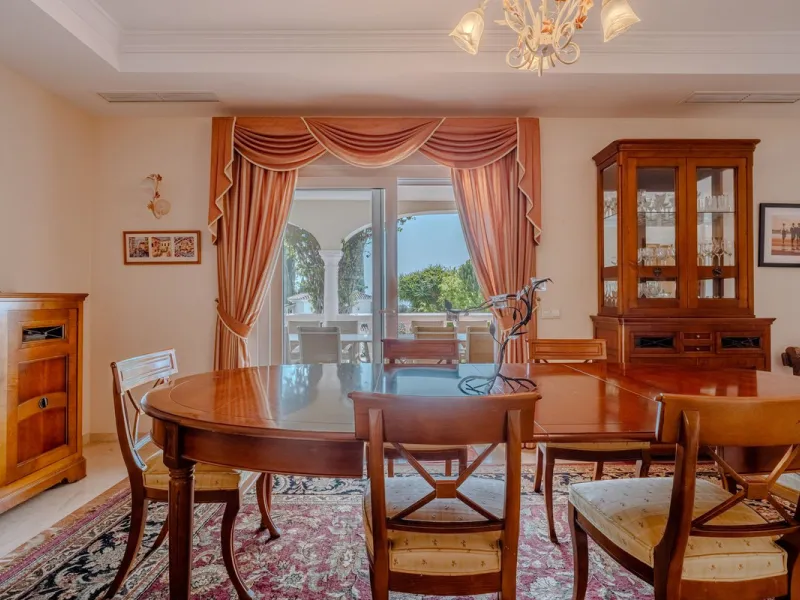 Nestled in the heart of El Paraíso Medio, this beautiful five-bedroom, four-bathroom detached villa offers a perfect blend of timeless Andalusian charm and modern comfort, all within easy walking distance of local amenities.