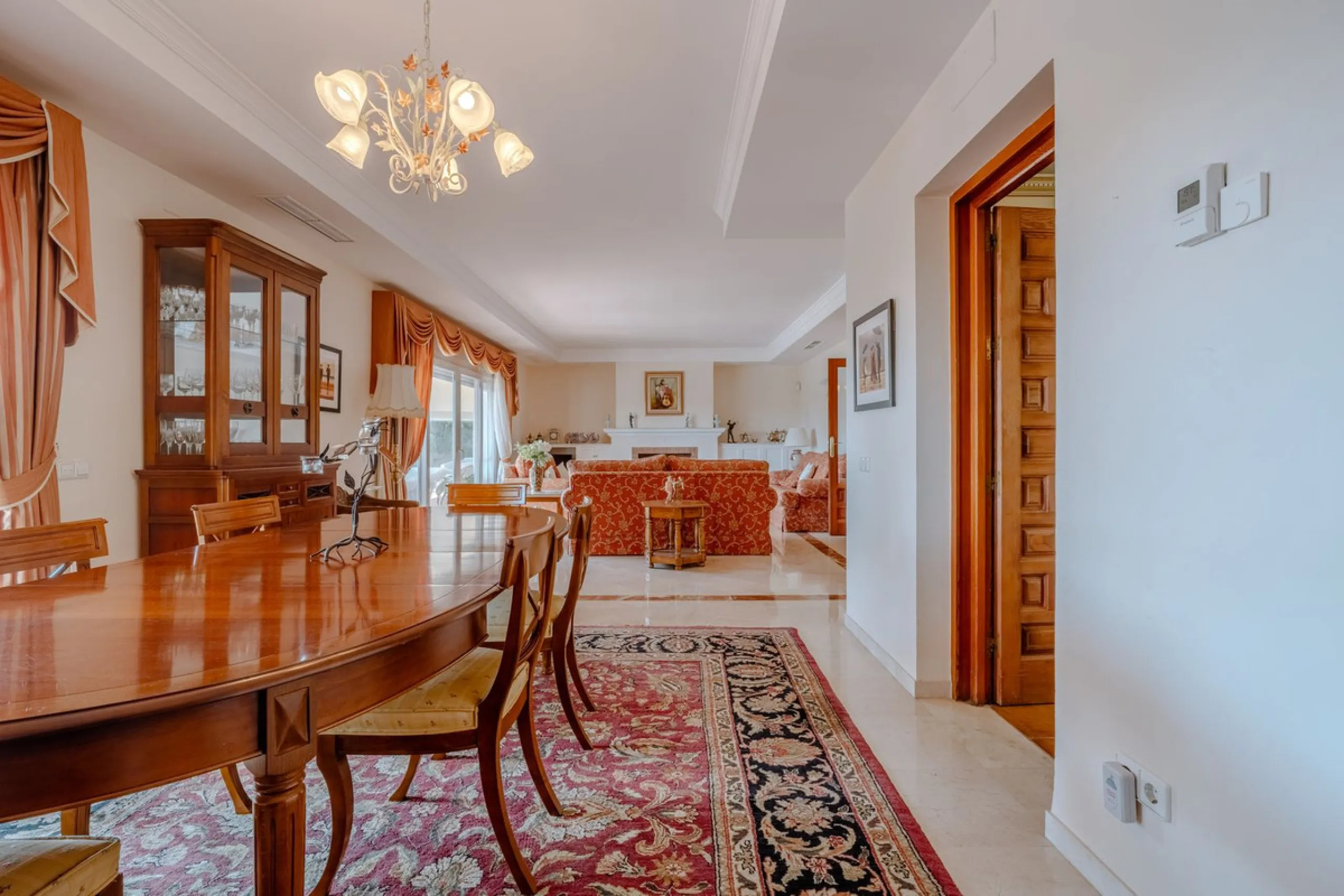 Nestled in the heart of El Paraíso Medio, this beautiful five-bedroom, four-bathroom detached villa offers a perfect blend of timeless Andalusian charm and modern comfort, all within easy walking distance of local amenities.
