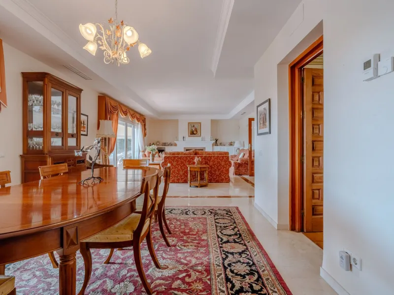 Nestled in the heart of El Paraíso Medio, this beautiful five-bedroom, four-bathroom detached villa offers a perfect blend of timeless Andalusian charm and modern comfort, all within easy walking distance of local amenities.