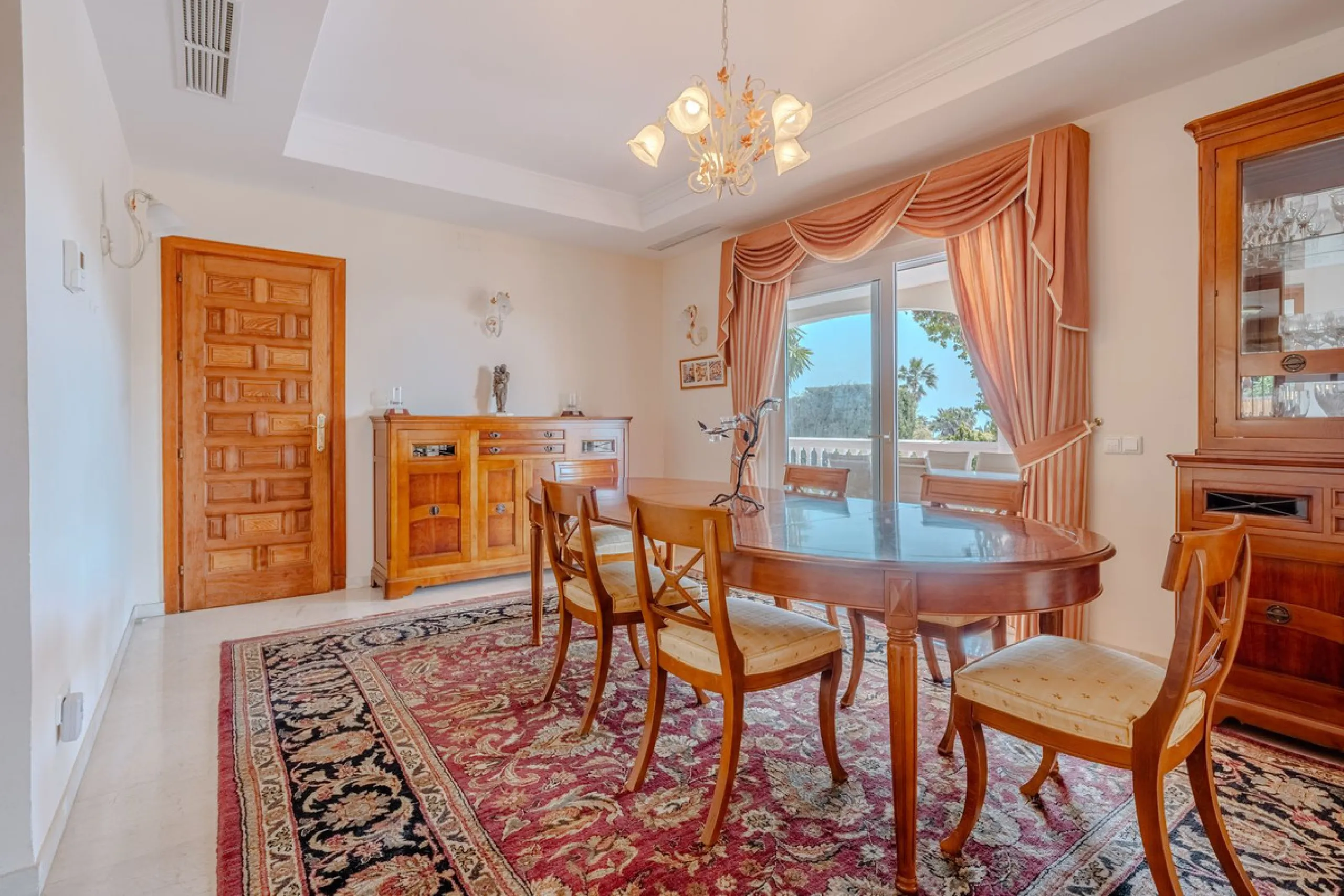 Nestled in the heart of El Paraíso Medio, this beautiful five-bedroom, four-bathroom detached villa offers a perfect blend of timeless Andalusian charm and modern comfort, all within easy walking distance of local amenities.
