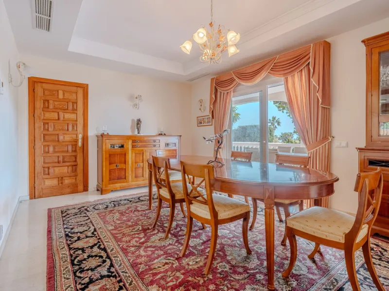 Nestled in the heart of El Paraíso Medio, this beautiful five-bedroom, four-bathroom detached villa offers a perfect blend of timeless Andalusian charm and modern comfort, all within easy walking distance of local amenities.