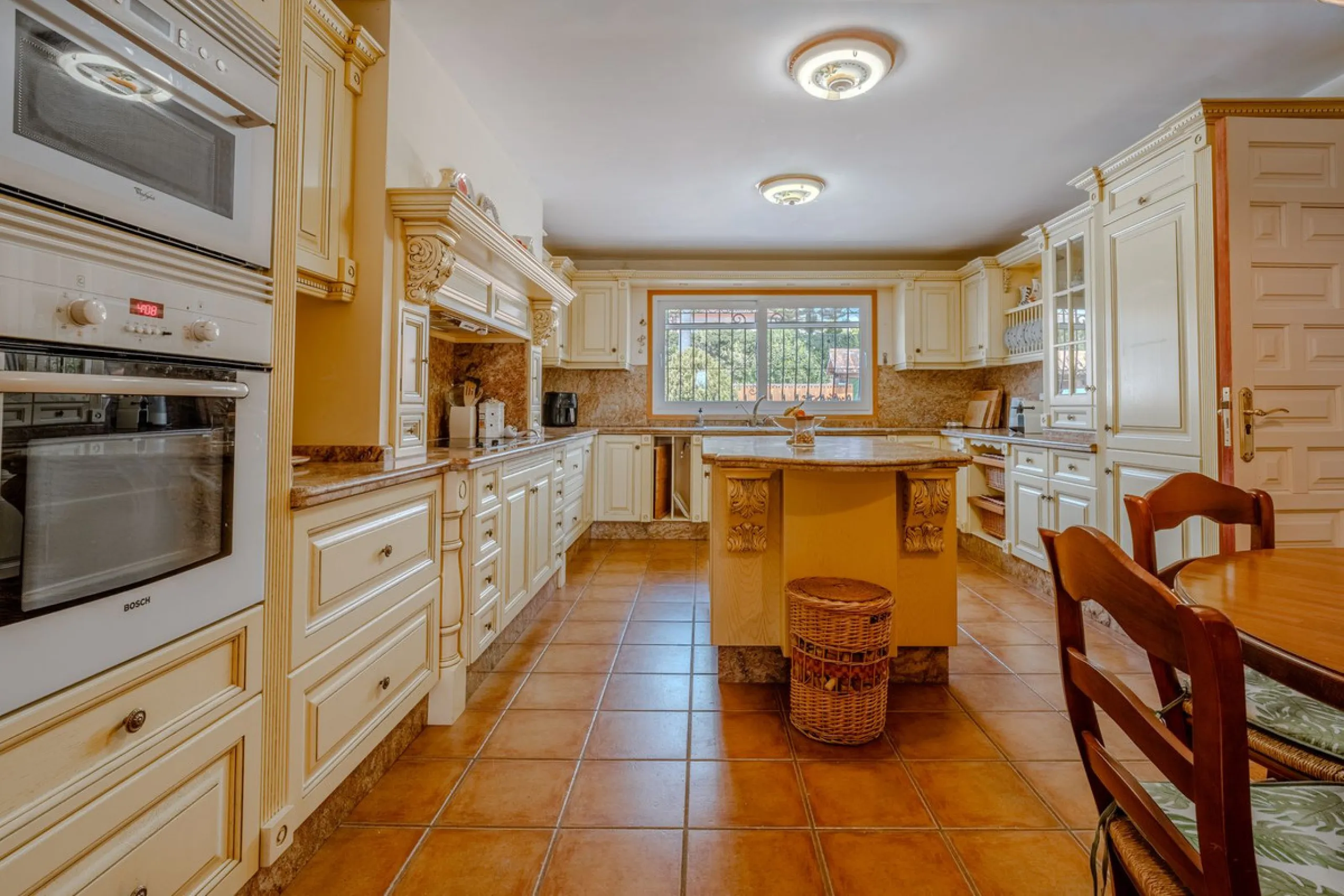 Nestled in the heart of El Paraíso Medio, this beautiful five-bedroom, four-bathroom detached villa offers a perfect blend of timeless Andalusian charm and modern comfort, all within easy walking distance of local amenities.