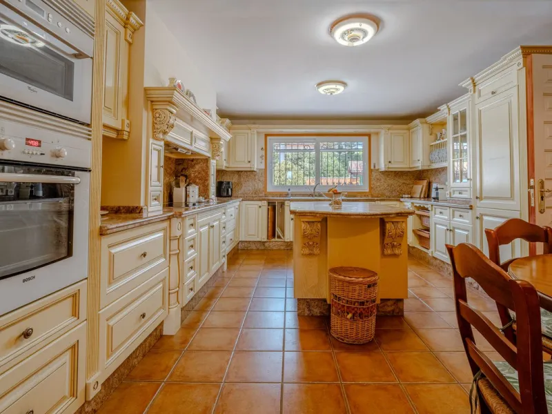 Nestled in the heart of El Paraíso Medio, this beautiful five-bedroom, four-bathroom detached villa offers a perfect blend of timeless Andalusian charm and modern comfort, all within easy walking distance of local amenities.