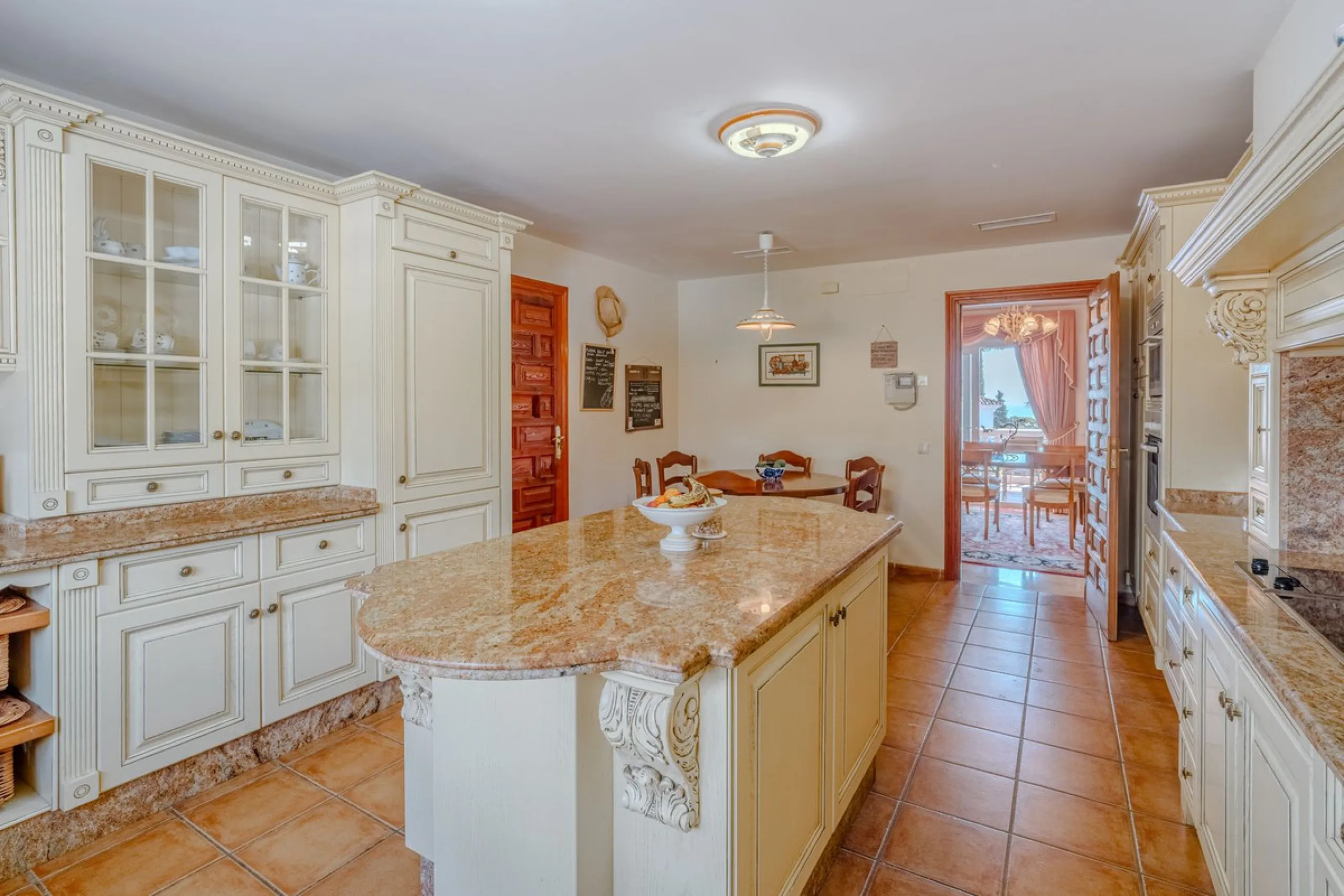 Nestled in the heart of El Paraíso Medio, this beautiful five-bedroom, four-bathroom detached villa offers a perfect blend of timeless Andalusian charm and modern comfort, all within easy walking distance of local amenities.