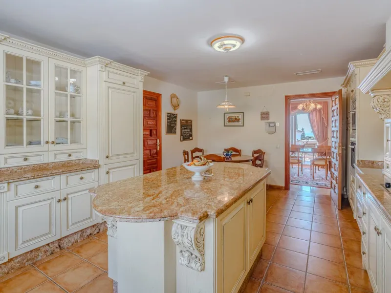 Nestled in the heart of El Paraíso Medio, this beautiful five-bedroom, four-bathroom detached villa offers a perfect blend of timeless Andalusian charm and modern comfort, all within easy walking distance of local amenities.