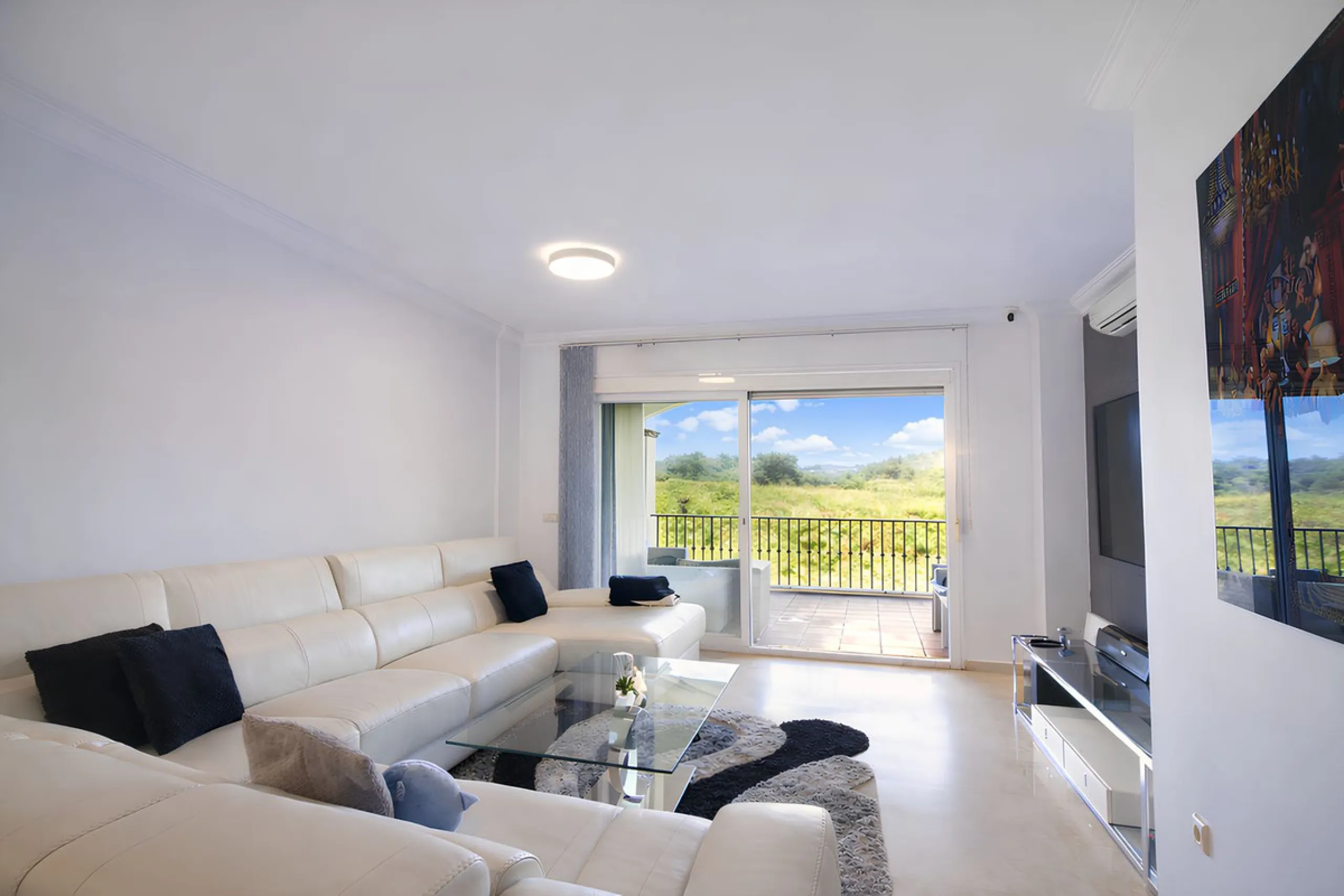 This magnificent property is located in the prestigious La Cala Hills urbanisation, in the exclusive area of Mijas Golf, one of the most sought after residential locations thanks to its natural surroundings, tranquillity and excellent connections to all a
