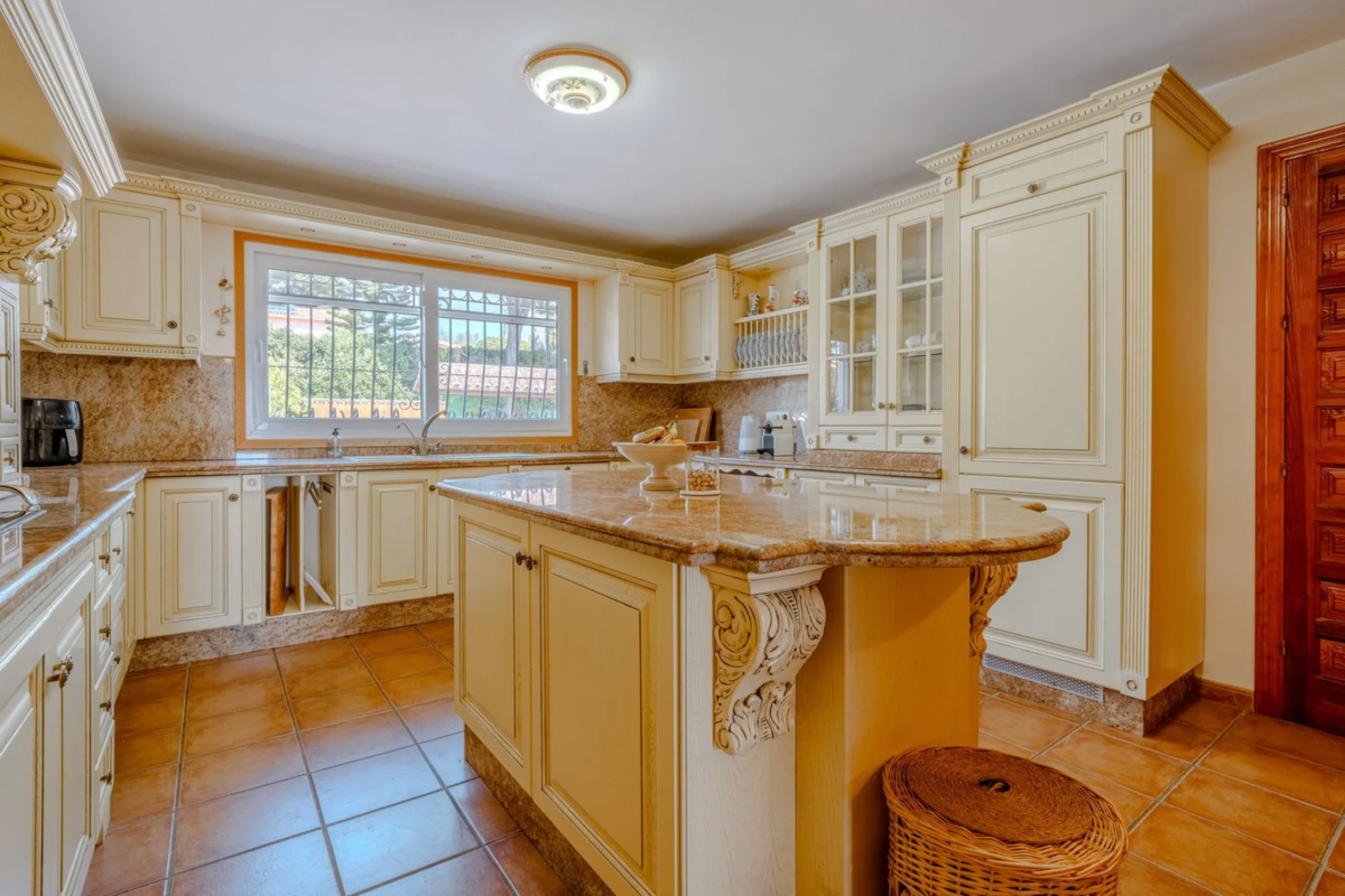 Nestled in the heart of El Paraíso Medio, this beautiful five-bedroom, four-bathroom detached villa offers a perfect blend of timeless Andalusian charm and modern comfort, all within easy walking distance of local amenities.