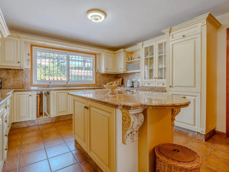 Nestled in the heart of El Paraíso Medio, this beautiful five-bedroom, four-bathroom detached villa offers a perfect blend of timeless Andalusian charm and modern comfort, all within easy walking distance of local amenities.