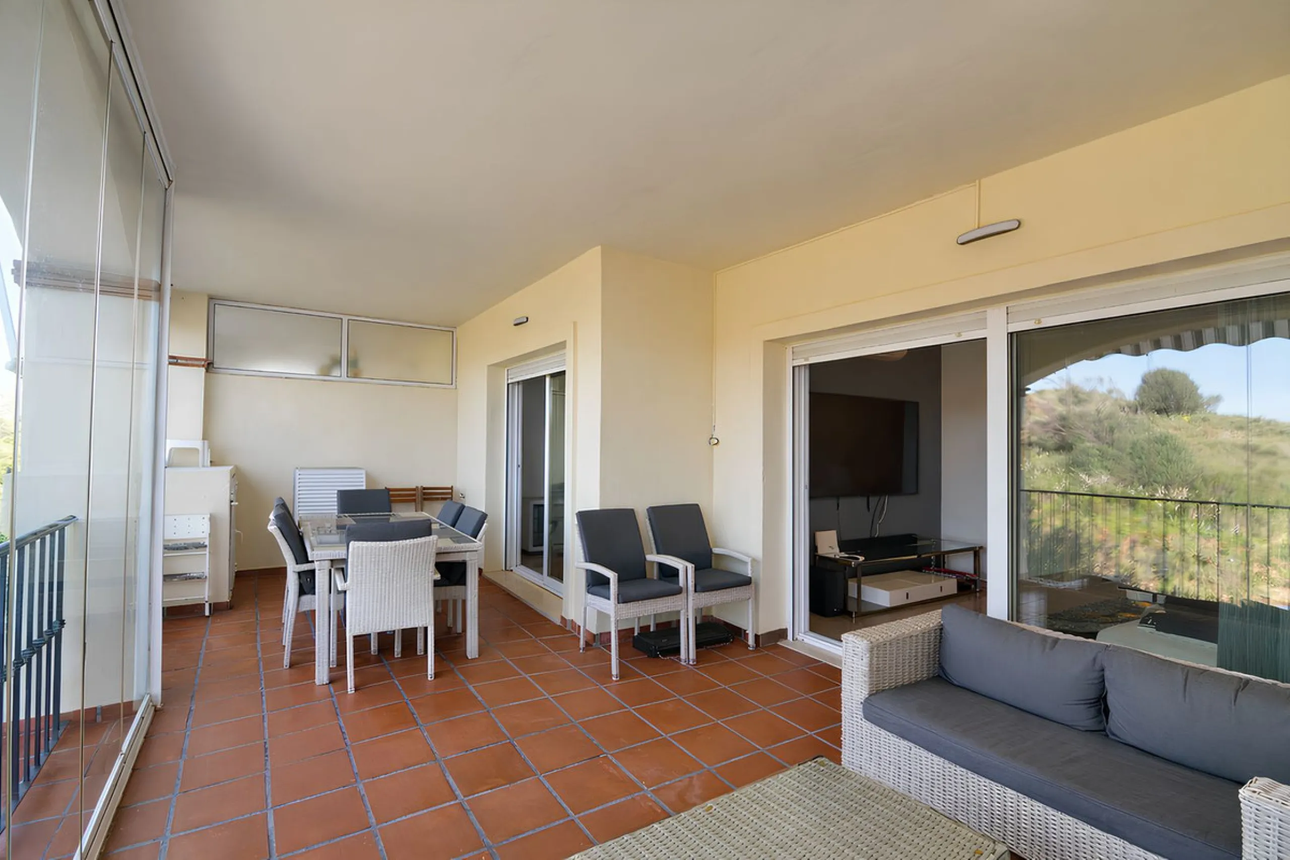 This magnificent property is located in the prestigious La Cala Hills urbanisation, in the exclusive area of Mijas Golf, one of the most sought after residential locations thanks to its natural surroundings, tranquillity and excellent connections to all a