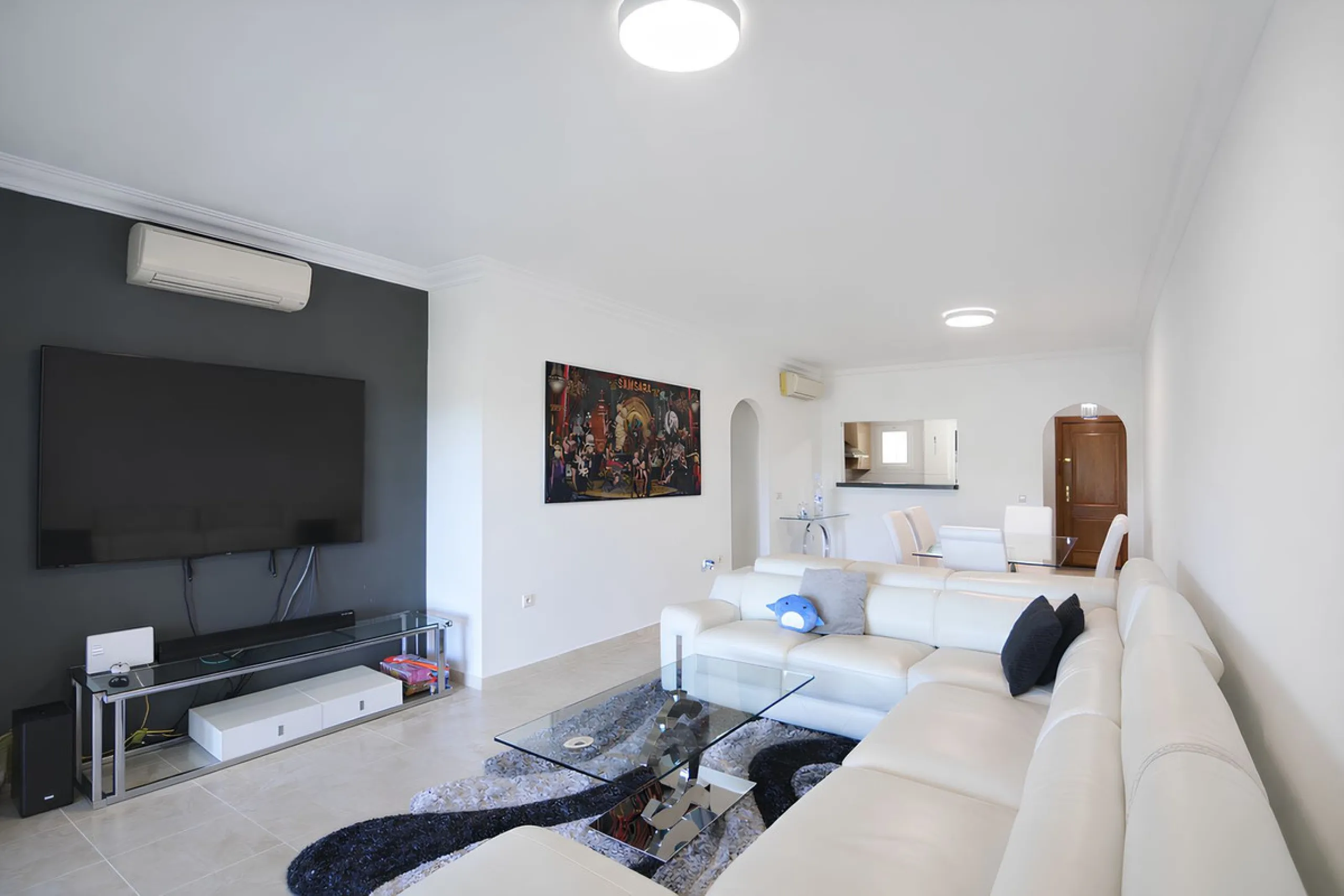 This magnificent property is located in the prestigious La Cala Hills urbanisation, in the exclusive area of Mijas Golf, one of the most sought after residential locations thanks to its natural surroundings, tranquillity and excellent connections to all a