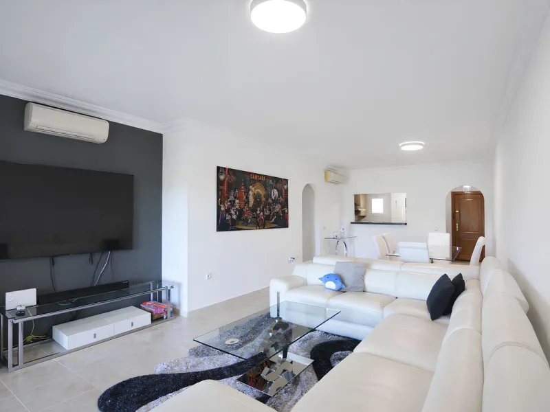 This magnificent property is located in the prestigious La Cala Hills urbanisation, in the exclusive area of Mijas Golf, one of the most sought after residential locations thanks to its natural surroundings, tranquillity and excellent connections to all a