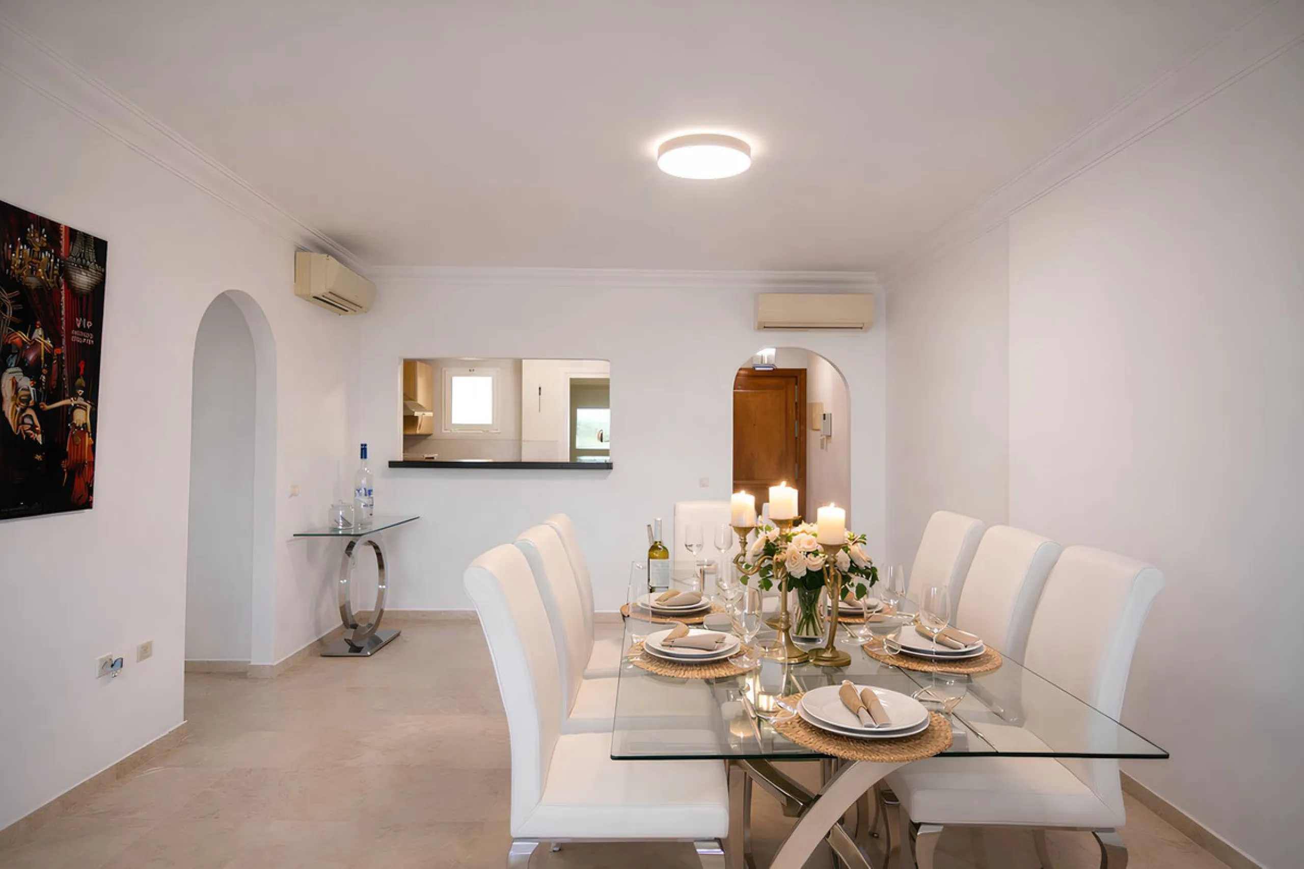This magnificent property is located in the prestigious La Cala Hills urbanisation, in the exclusive area of Mijas Golf, one of the most sought after residential locations thanks to its natural surroundings, tranquillity and excellent connections to all a
