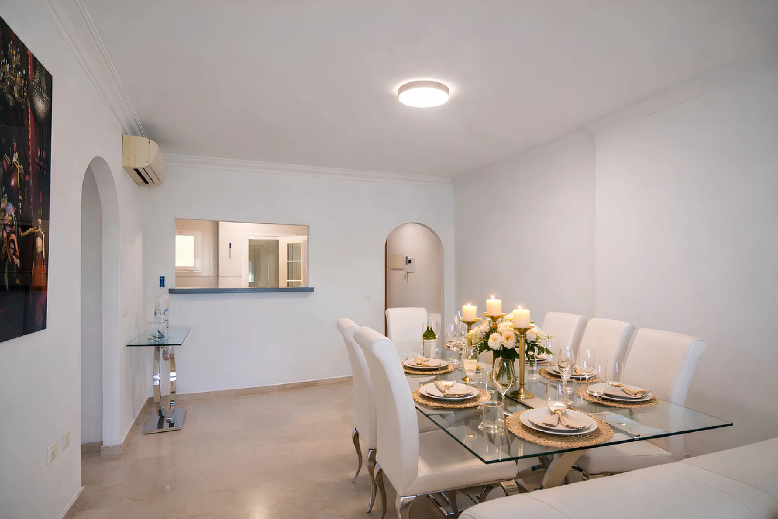 This magnificent property is located in the prestigious La Cala Hills urbanisation, in the exclusive area of Mijas Golf, one of the most sought after residential locations thanks to its natural surroundings, tranquillity and excellent connections to all a