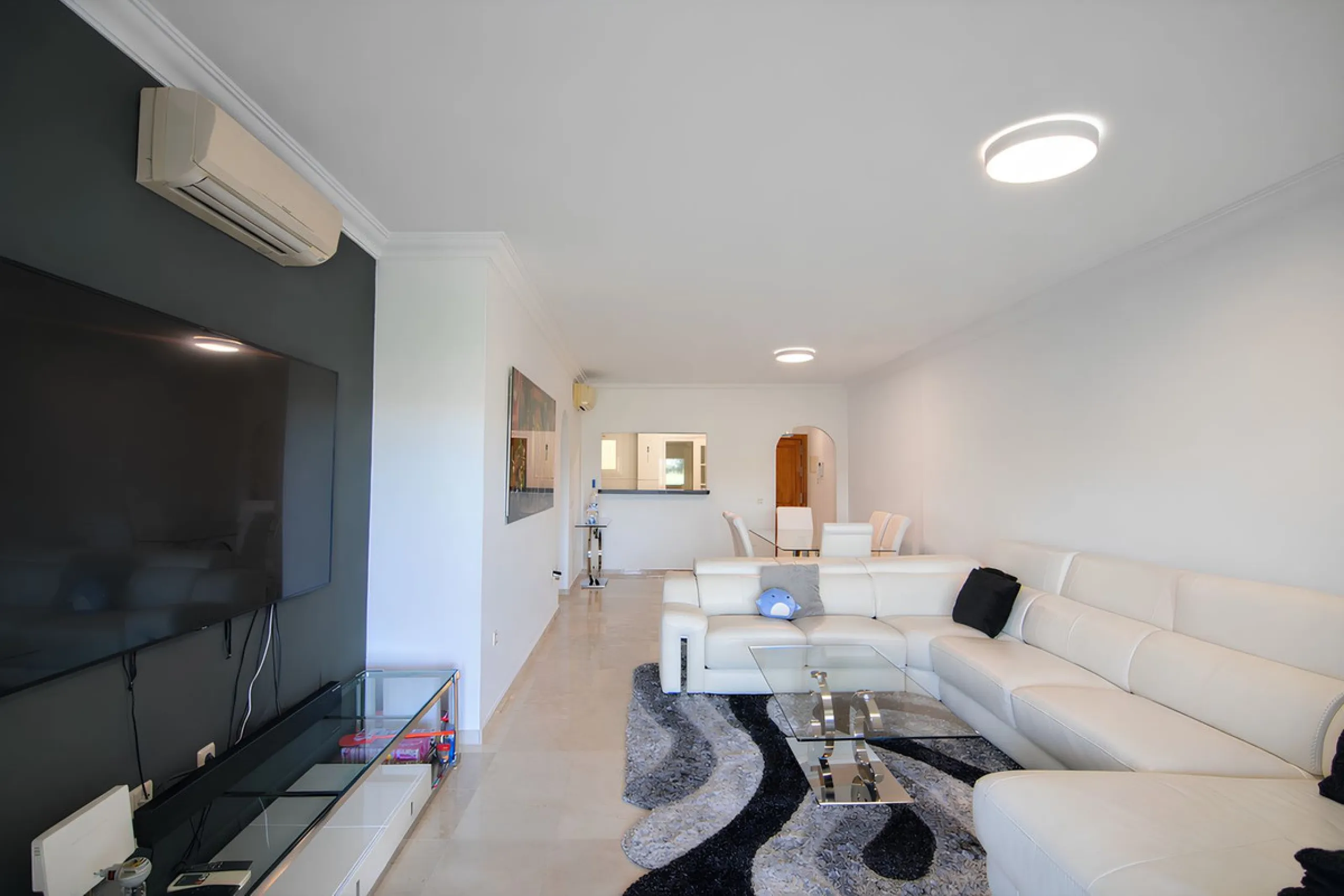This magnificent property is located in the prestigious La Cala Hills urbanisation, in the exclusive area of Mijas Golf, one of the most sought after residential locations thanks to its natural surroundings, tranquillity and excellent connections to all a