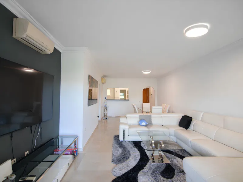 This magnificent property is located in the prestigious La Cala Hills urbanisation, in the exclusive area of Mijas Golf, one of the most sought after residential locations thanks to its natural surroundings, tranquillity and excellent connections to all a
