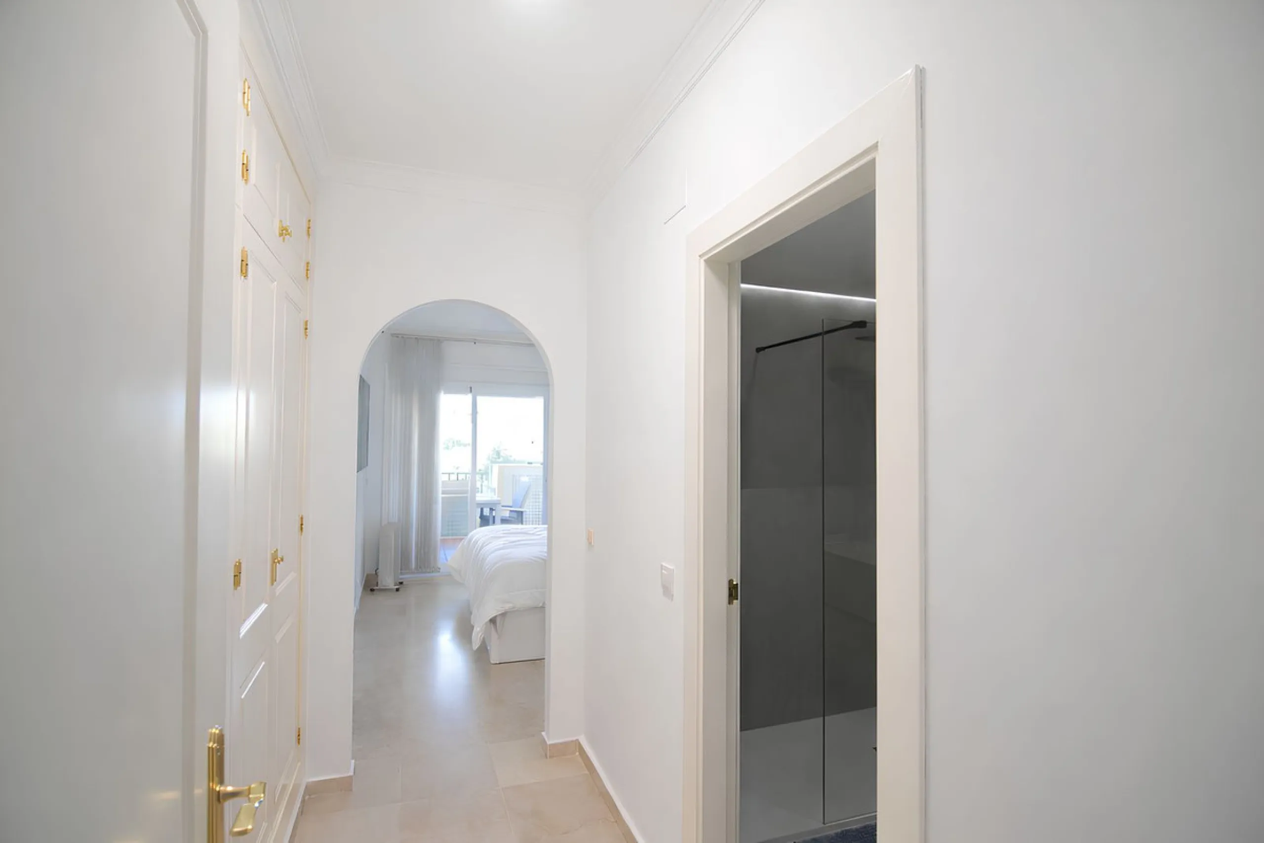 This magnificent property is located in the prestigious La Cala Hills urbanisation, in the exclusive area of Mijas Golf, one of the most sought after residential locations thanks to its natural surroundings, tranquillity and excellent connections to all a