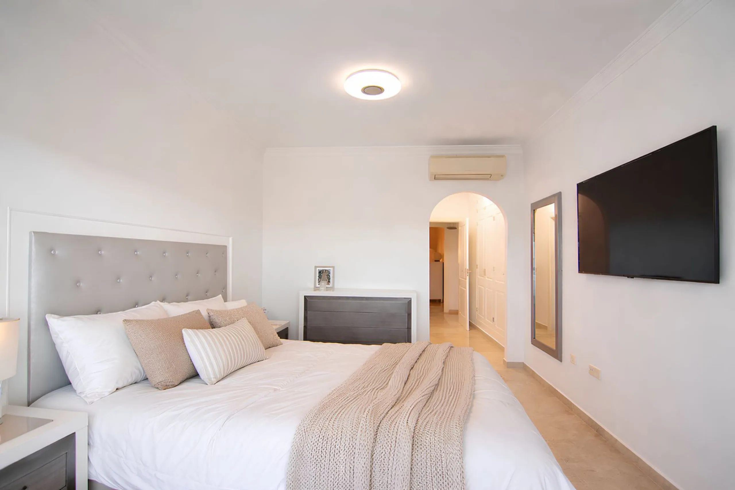This magnificent property is located in the prestigious La Cala Hills urbanisation, in the exclusive area of Mijas Golf, one of the most sought after residential locations thanks to its natural surroundings, tranquillity and excellent connections to all a
