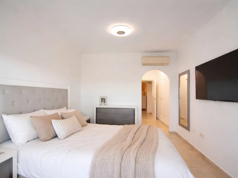 This magnificent property is located in the prestigious La Cala Hills urbanisation, in the exclusive area of Mijas Golf, one of the most sought after residential locations thanks to its natural surroundings, tranquillity and excellent connections to all a