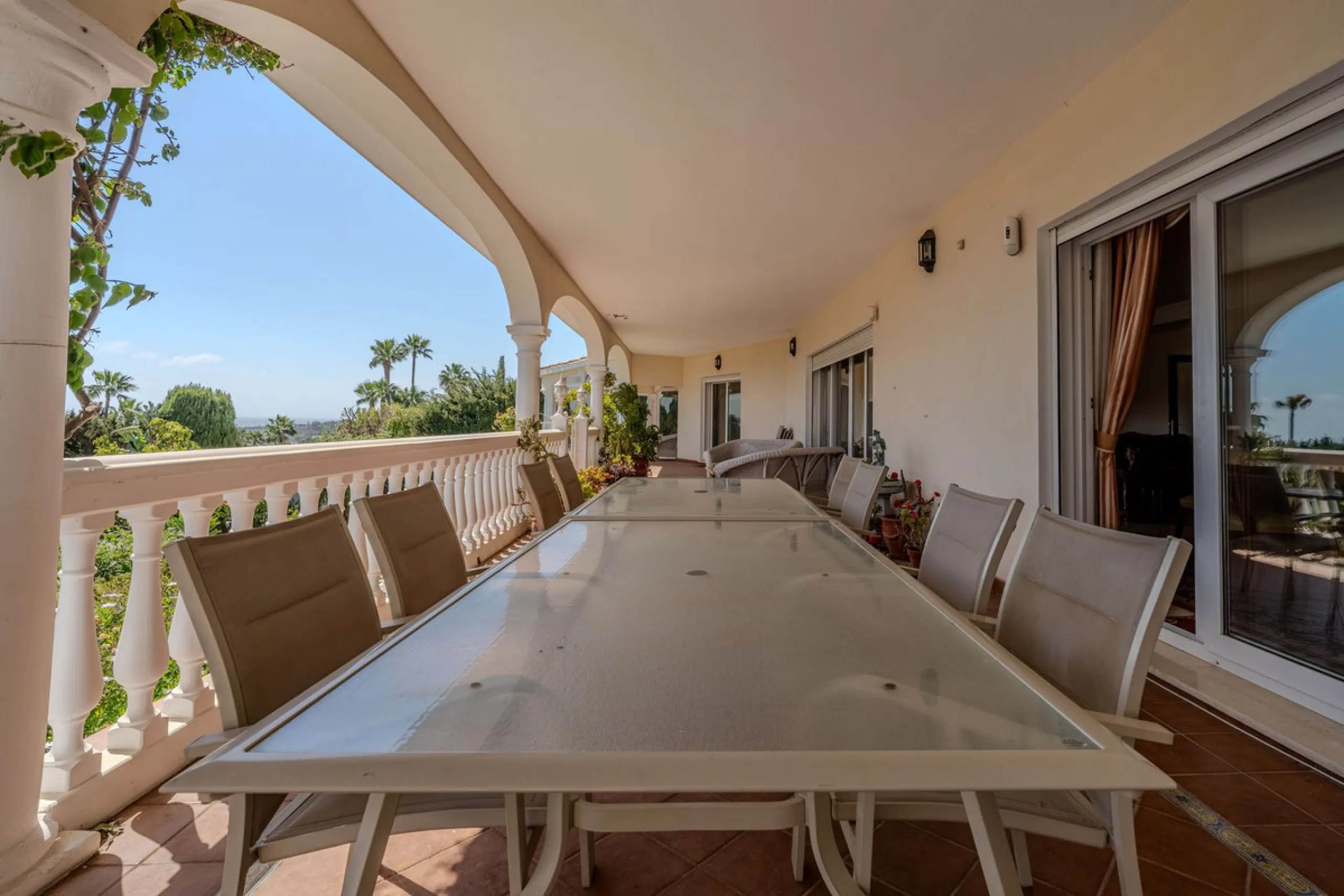 Nestled in the heart of El Paraíso Medio, this beautiful five-bedroom, four-bathroom detached villa offers a perfect blend of timeless Andalusian charm and modern comfort, all within easy walking distance of local amenities.