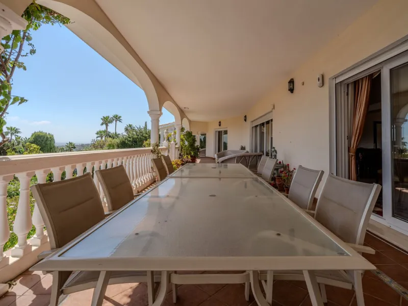 Nestled in the heart of El Paraíso Medio, this beautiful five-bedroom, four-bathroom detached villa offers a perfect blend of timeless Andalusian charm and modern comfort, all within easy walking distance of local amenities.