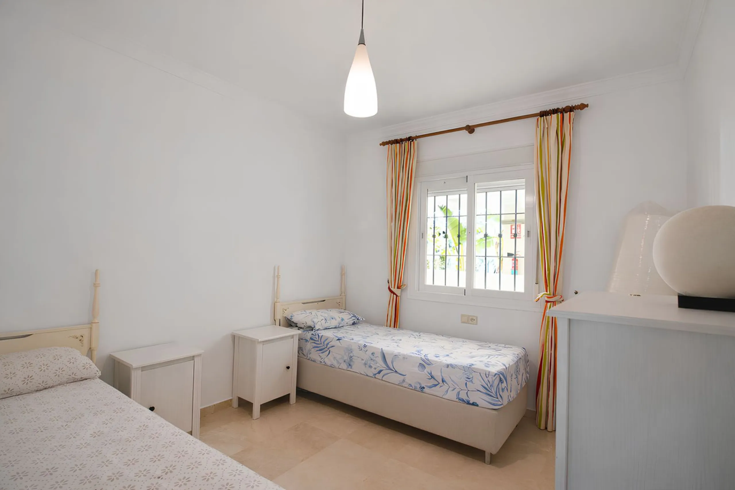 This magnificent property is located in the prestigious La Cala Hills urbanisation, in the exclusive area of Mijas Golf, one of the most sought after residential locations thanks to its natural surroundings, tranquillity and excellent connections to all a