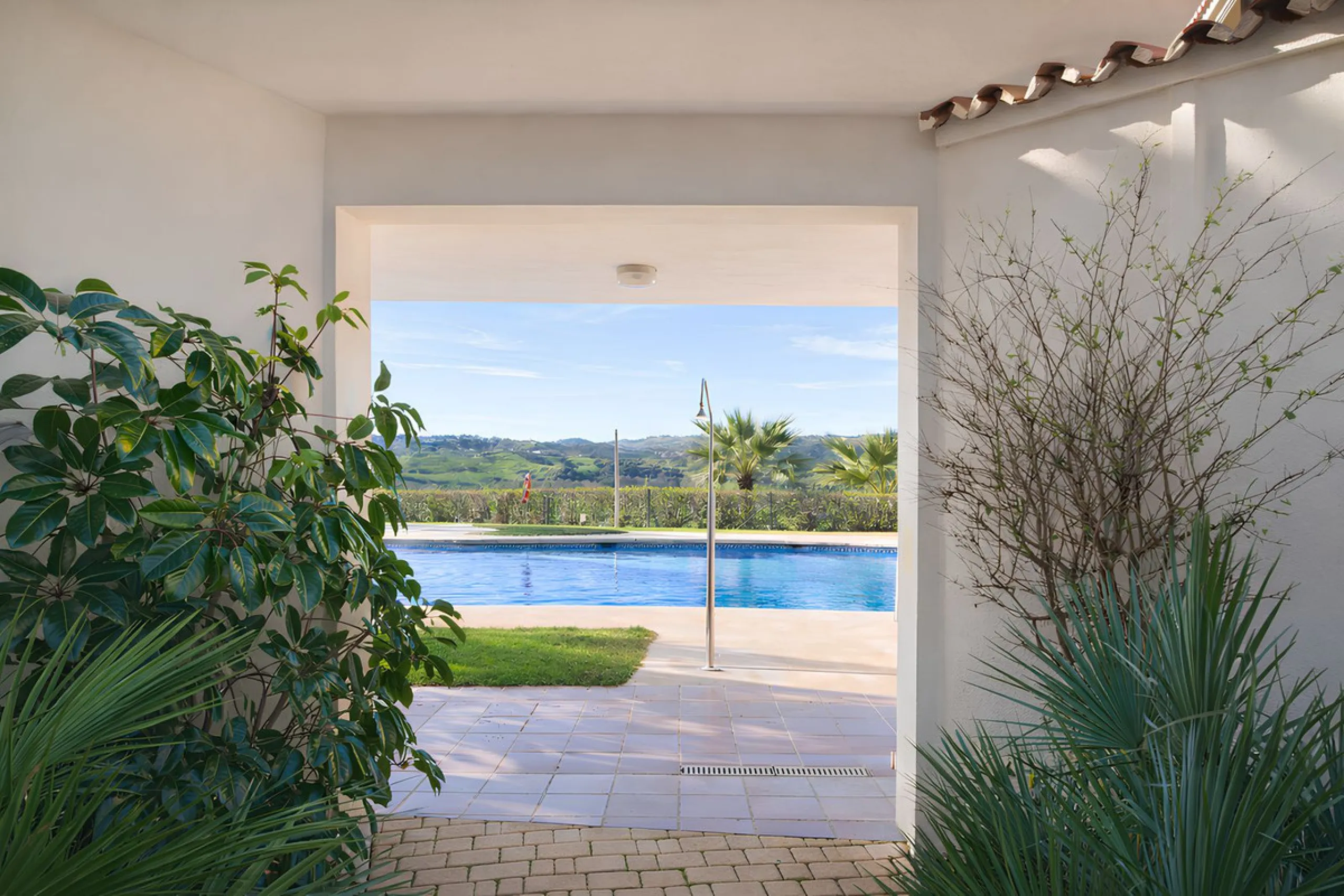 This magnificent property is located in the prestigious La Cala Hills urbanisation, in the exclusive area of Mijas Golf, one of the most sought after residential locations thanks to its natural surroundings, tranquillity and excellent connections to all a