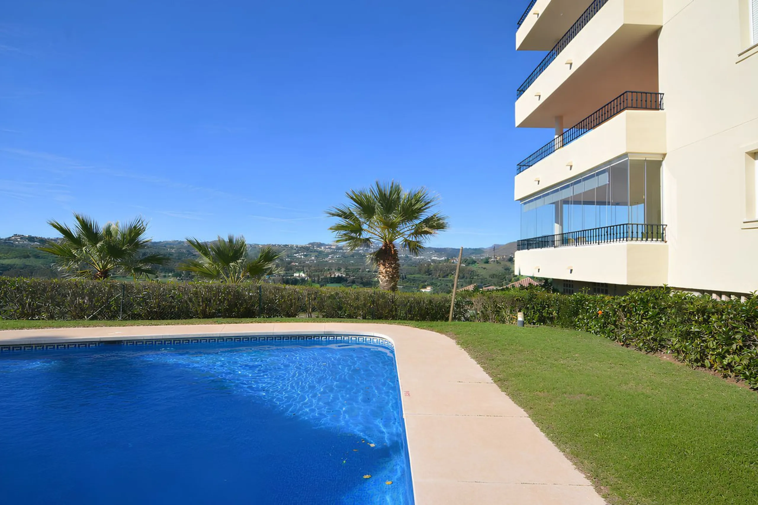This magnificent property is located in the prestigious La Cala Hills urbanisation, in the exclusive area of Mijas Golf, one of the most sought after residential locations thanks to its natural surroundings, tranquillity and excellent connections to all a