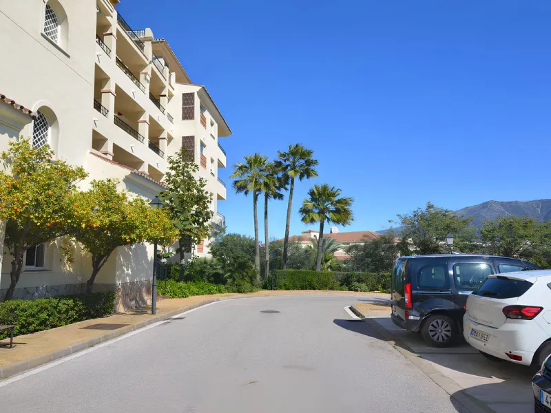 This magnificent property is located in the prestigious La Cala Hills urbanisation, in the exclusive area of Mijas Golf, one of the most sought after residential locations thanks to its natural surroundings, tranquillity and excellent connections to all a