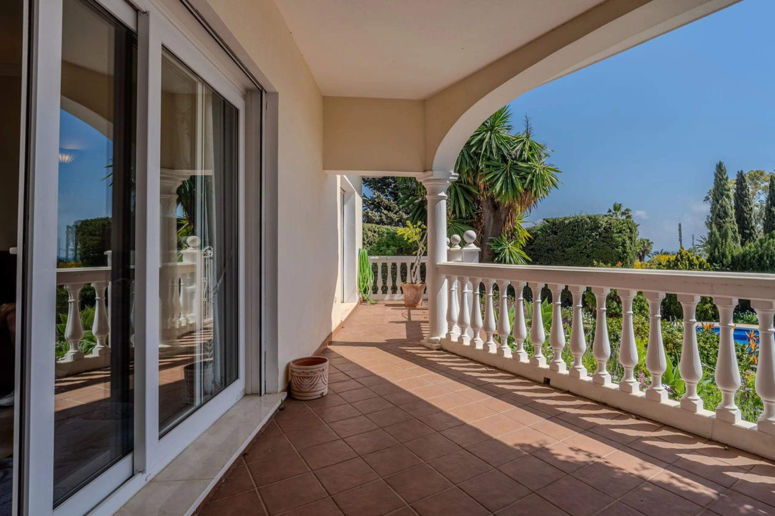 Nestled in the heart of El Paraíso Medio, this beautiful five-bedroom, four-bathroom detached villa offers a perfect blend of timeless Andalusian charm and modern comfort, all within easy walking distance of local amenities.