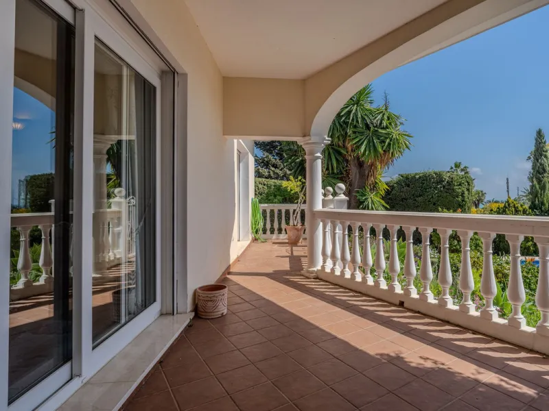 Nestled in the heart of El Paraíso Medio, this beautiful five-bedroom, four-bathroom detached villa offers a perfect blend of timeless Andalusian charm and modern comfort, all within easy walking distance of local amenities.