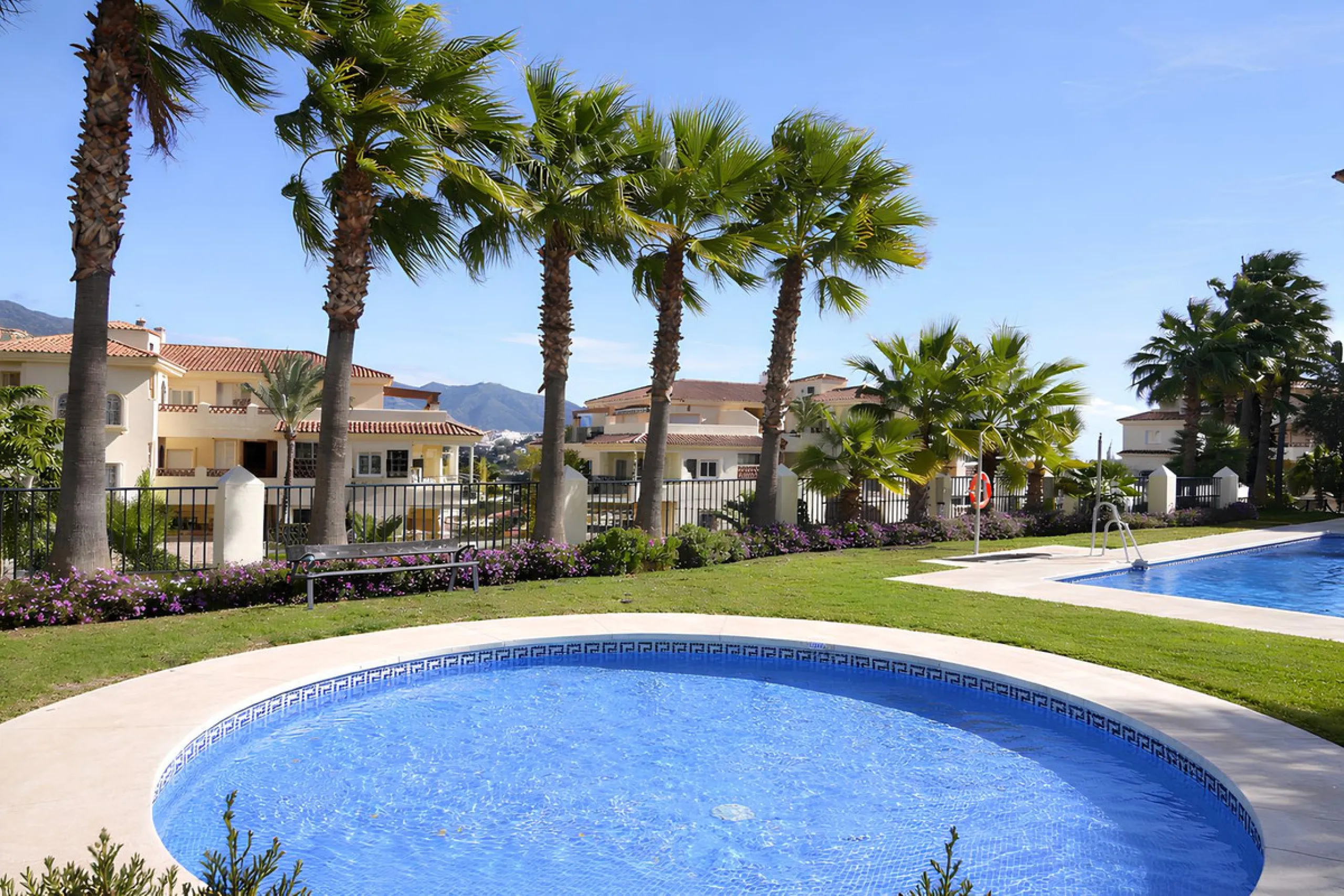 This magnificent property is located in the prestigious La Cala Hills urbanisation, in the exclusive area of Mijas Golf, one of the most sought after residential locations thanks to its natural surroundings, tranquillity and excellent connections to all a