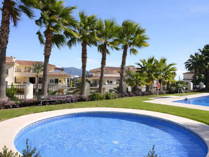 This magnificent property is located in the prestigious La Cala Hills urbanisation, in the exclusive area of Mijas Golf, one of the most sought after residential locations thanks to its natural surroundings, tranquillity and excellent connections to all a